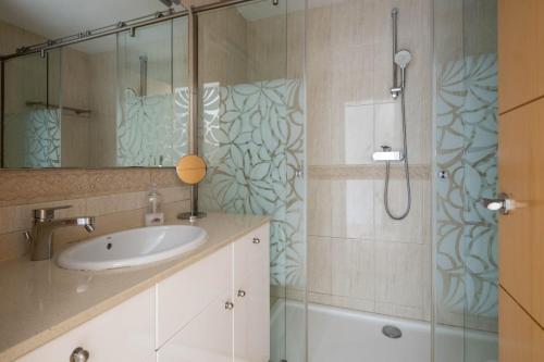 a bathroom with a sink and a shower at Centric apartment gran via fira montjuic in Hospitalet de Llobregat