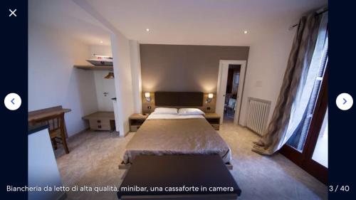1 dormitorio con 1 cama grande en una habitación en Dolcevita Holiday, en Arma di Taggia
