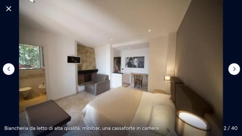 1 dormitorio con 1 cama grande y sala de estar en Dolcevita Holiday, en Arma di Taggia