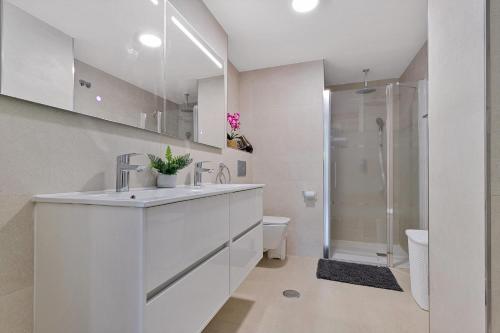 ein weißes Bad mit einem Waschbecken und einem WC in der Unterkunft Solana Hispanidad in Fuengirola