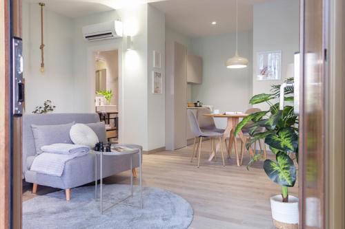 a living room with a couch and a table at VLC Host - Regne Cityscape in Valencia