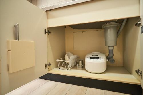 eine Küche mit einem Waschbecken und einem Mixer in einem Zimmer in der Unterkunft WINBELL DUET Ebisu5 in Tokio