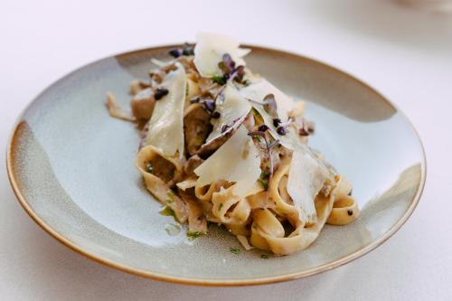 ホテルの敷地内または近くでの食事または食べ物