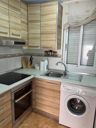 Almuden's yellow apartment, HIGH-SPEED FREE WIFI, 250m to Beach, The center of Torrevieja