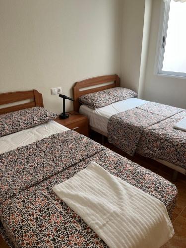 Almuden's yellow apartment, HIGH-SPEED FREE WIFI, 250m to Beach, The center of Torrevieja