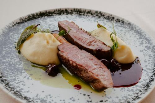 ホテルの敷地内または近くでの食事または食べ物