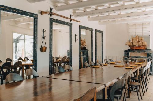 comedor grande con mesa larga y sillas en Mas du Versadou, dans un espace naturel protégé, piscine Chauffée, Spa et salle de jeux en Saint-Gilles