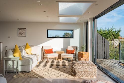 Ruang duduk di Waterfront by Bloom Stays