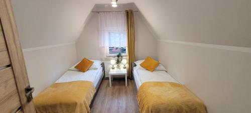 Ένα ή περισσότερα κρεβάτια σε δωμάτιο στο ApartamentyZarzecze9