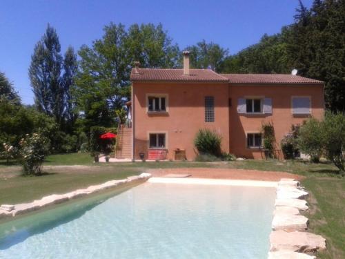 une maison et une piscine devant une maison dans l'établissement Soleil et piscine au calme d'Avignon, sur l'ile de la BARTHELASSE, à Avignon