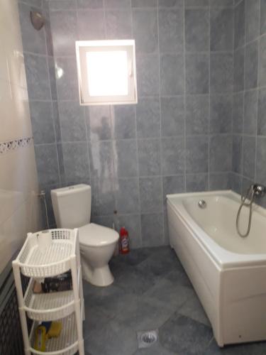 Un baño con inodoro, bañera y lavabo. en Mir, en Kotor