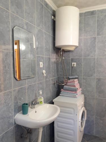 uma casa de banho com um lavatório, um WC e um espelho. em Mir em Kotor