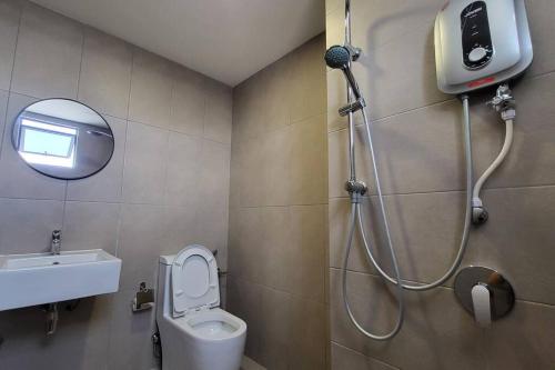 een badkamer met een douche, een toilet en een wastafel bij 4room2bath 8guests｜The Mines｜KTM Serdang Lake View in Seri Kembangan