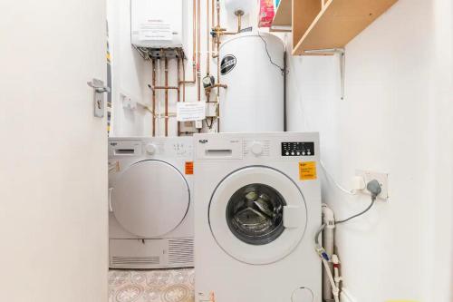a washer and dryer in a laundry room at Northumberland Boutique Guest House #5 in Coventry