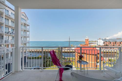 ダルウフコにあるBulwar Zachodzącego Słońca Apartment with Sea View Darłowo by Rentersの海の景色を望むバルコニー(椅子付)