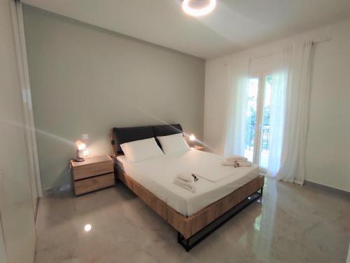 una camera con un grande letto e una finestra di Casa Elegante a Potamós