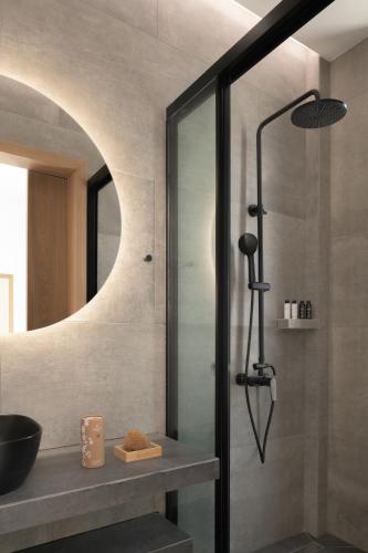 a shower with a glass door in a bathroom at Caelum Villa, By Hellocrete in Píkris