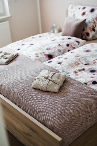 a bed with two pillows sitting on top of it at Ferienwohnung Salinchen in Bad Rothenfelde