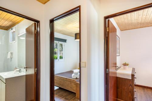 a bathroom with a sink and a mirror at Chalé da Caniçada By Sé Apartamentos in Rio Caldo