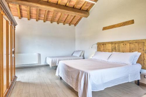 1 dormitorio con 1 cama y 1 silla en Il Piccolo Podere, en Foiano della Chiana