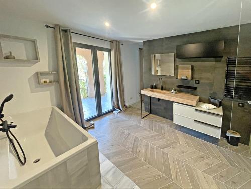 une salle de bain avec une baignoire et un lavabo dans l'établissement Mas Benoit, à Salernes