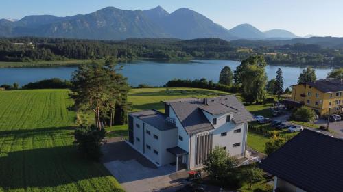 een luchtzicht op een huis met een meer en bergen bij Villa Turnersee in Obersammelsdorf