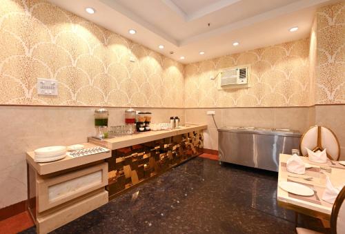范兰德凡Hotel SKS Grand Palace-Vrindāvan的餐厅厨房配有柜台和水槽
