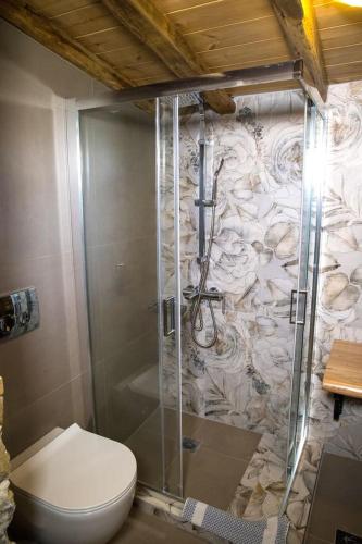 Iris Stone Villa with Jacuzziにあるバスルーム