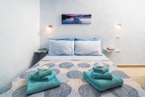 1 dormitorio con 1 cama con 2 toallas en Su Nidu Nou, en Dorgali