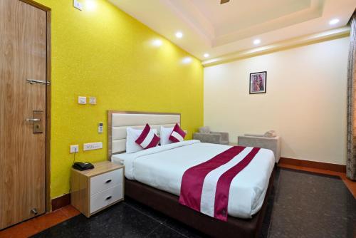 Ένα ή περισσότερα κρεβάτια σε δωμάτιο στο Hotel SKS Grand Palace-Vrindāvan