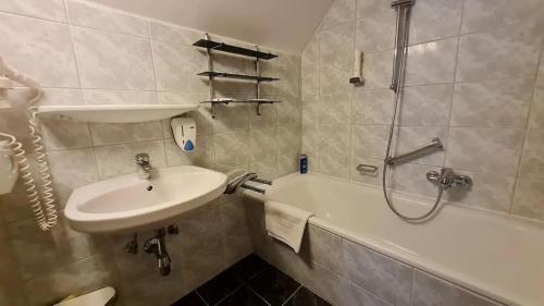 Bathroom sa Gemütliche Wohnung am Golfplatz mit Bergblick