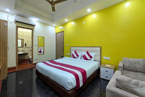 Ένα ή περισσότερα κρεβάτια σε δωμάτιο στο Hotel SKS Grand Palace-Vrindāvan