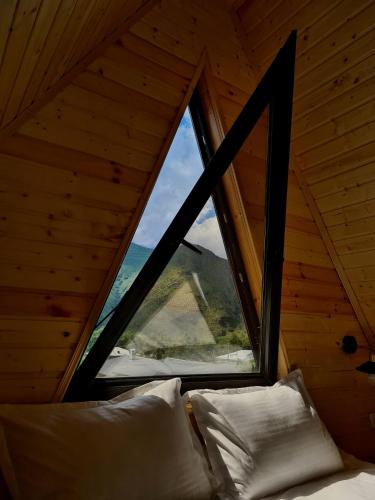 Una cama o camas en una habitación de Baza Cottages Kazbegi
