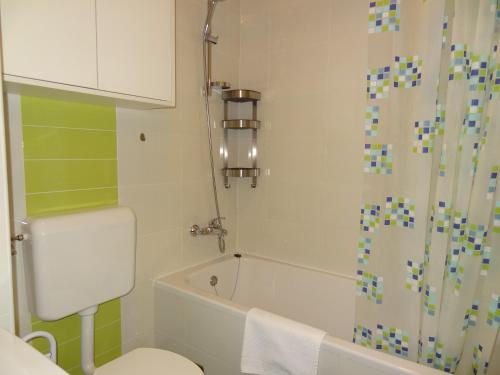 Kúpeľňa v ubytovaní Well-equipped apartment with free parking