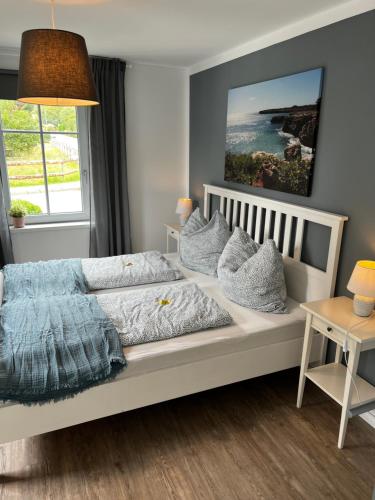 ein Schlafzimmer mit einem weißen Bett und einem Fenster in der Unterkunft Ferienwohnung Sonnentraum in Bannesdorf