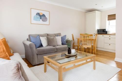 ein Wohnzimmer mit einem Sofa und einem Couchtisch in der Unterkunft Castle Bank Terrace in Lewes
