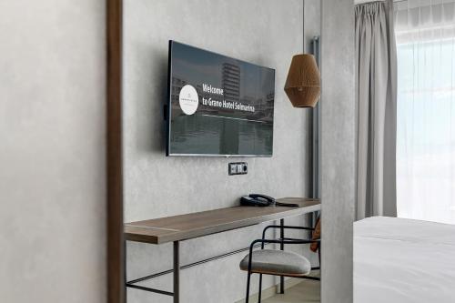a desk in a room with a bed and a picture at GRANO HOTEL Solmarina in Wiślinka