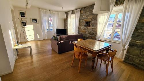 ein Wohnzimmer mit einem Tisch und einem Sofa in der Unterkunft Ritter'S Rooms & Apartments in Triest