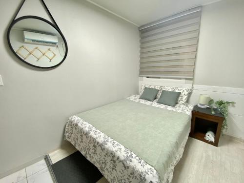 Ένα ή περισσότερα κρεβάτια σε δωμάτιο στο JIBIDA Urban Inn
