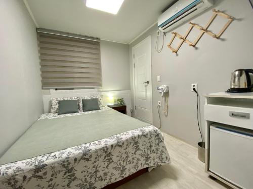 - une chambre avec un lit dans l'établissement JIBIDA Urban Inn, à Séoul