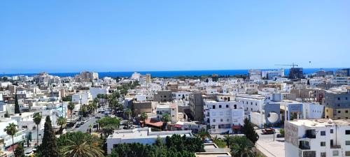uma vista aérea de uma cidade com edifícios brancos em Panamera vue mer 180 degré em Sousse