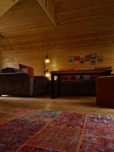 Un lugar para sentarse en Baza Cottages Kazbegi