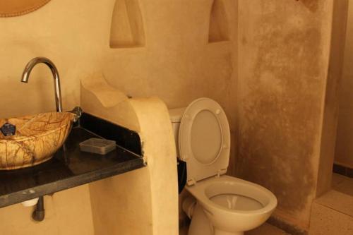 y baño con aseo y lavamanos. en Magnifique villa à Marrakech en Marrakech