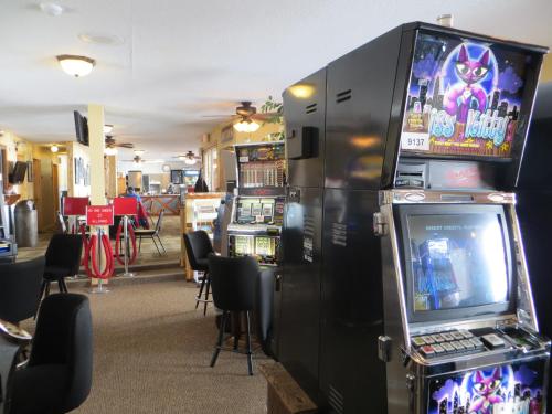 una habitación con un sistema de videojuegos y una mesa en Gold Country Inn, en Deadwood
