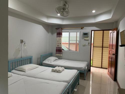 Pokój z 2 łóżkami i oknem w obiekcie PSD Hotel w mieście Chiang Mai