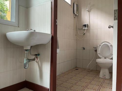 清邁的住宿－PSD Hotel，一间带水槽和卫生间的浴室