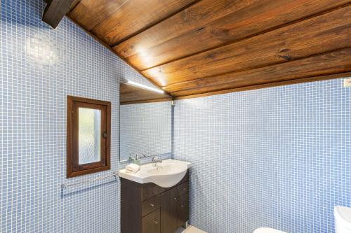 a bathroom with a sink and a mirror at Chalé da Caniçada By Sé Apartamentos in Rio Caldo