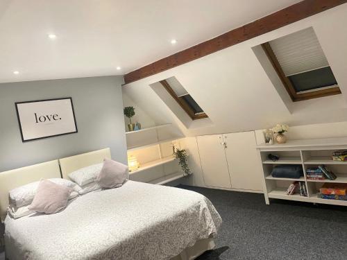 een slaapkamer met een bed met een witte sprei bij Solomons Peak Apartment in Buxton
