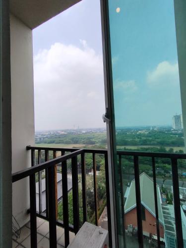 - une vue depuis le balcon d'un bâtiment dans l'établissement Treepark bsd serpong By SM ROOM, à Dadap