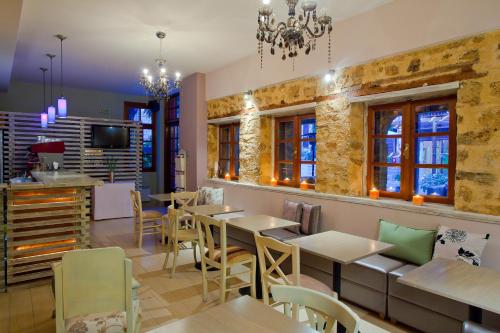 un restaurant avec des tables et des chaises ainsi qu'un bar dans l'établissement Politia, à Ioannina